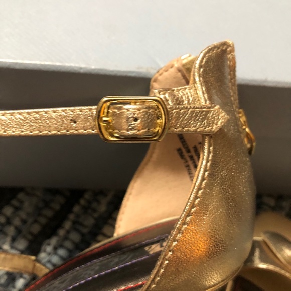 Beautiful bow front gold heals - Picture 7 of 8